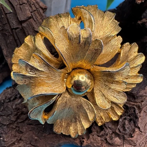 Vintage brushed gold tone flower brooch, EUC. - Picture 3 of 4
